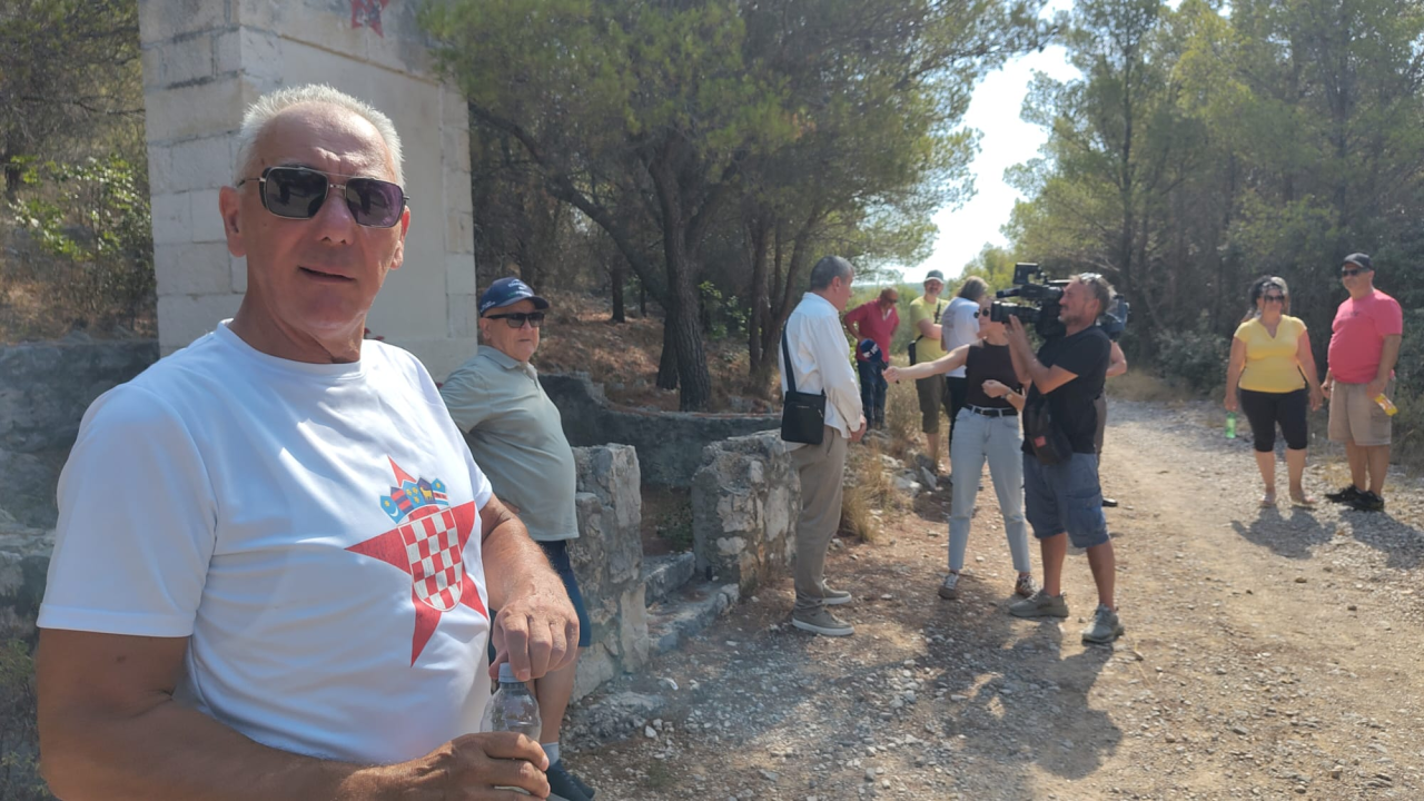 FOTO Antifašisti 'granatirali' Pisak, nitko iz lokalne vlasti na obilježavanju obljetnice osnutka Prvog šibenskog partizanskog odreda