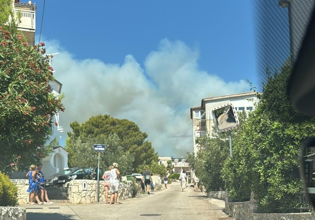 Požar kod Primoštena Burnjeg: Na terenu 30 vatrogasaca, pomažu i zračne snage