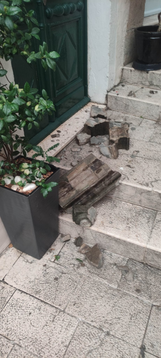 Drama u centru Šibenika: Komad kamene ograde pao pred turiste s djecom 'Vikao sam ljudima da ne prolaze'