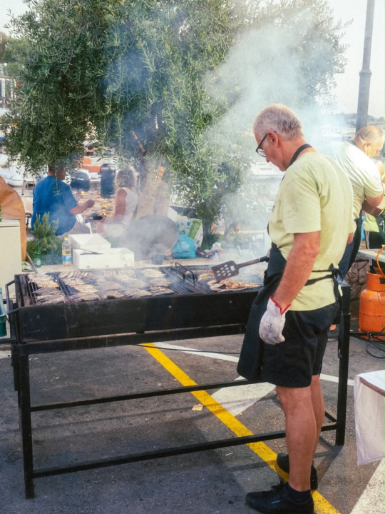 Miris brudeta širio se Tribunjem: Kuhalo se, guštalo i plesalo uz Luku Nižetića
