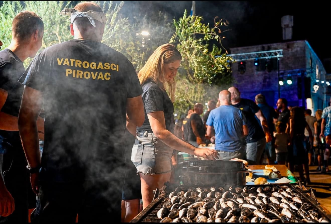 Brojni posjetitelji uživali na Pirovačkoj fešti uz dobru glazbu i domaće specijalitete