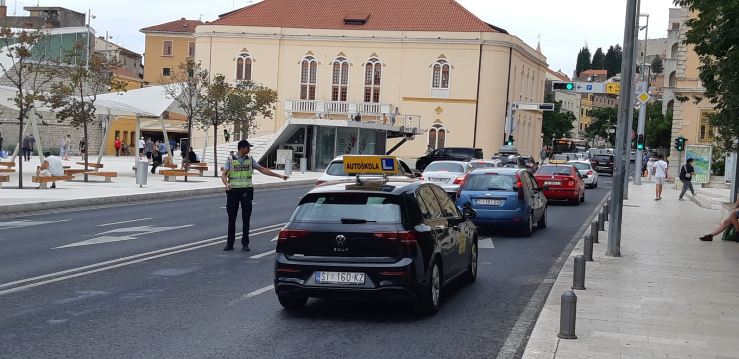 FOTO Palo par kapi kiše i Šibenik se začepio od automobila