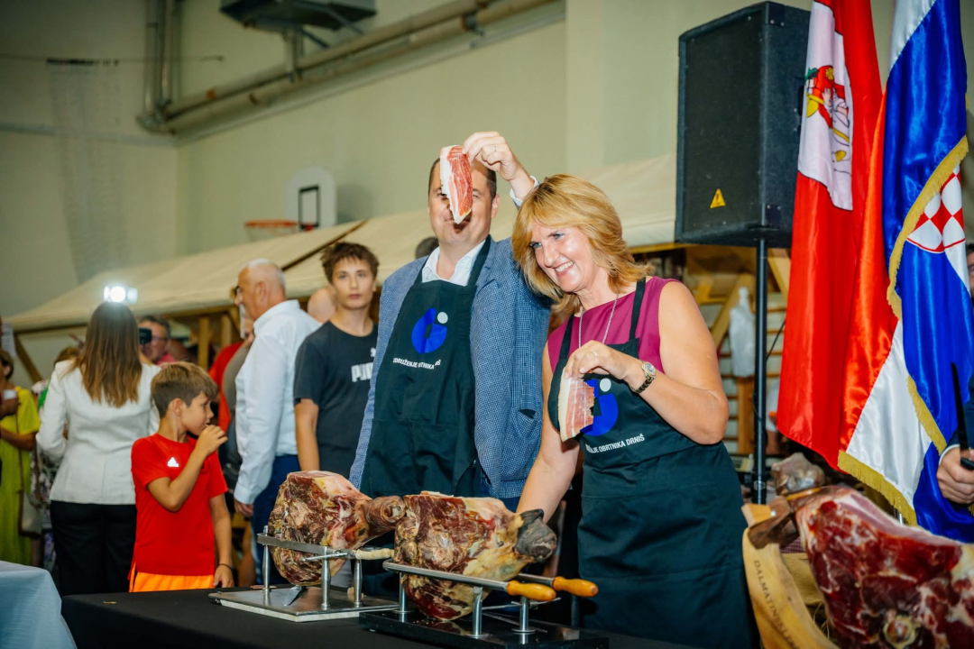 Otvoren Festival pršuta u Drnišu, župan Rakić najtanjom fetom proglasio početak 