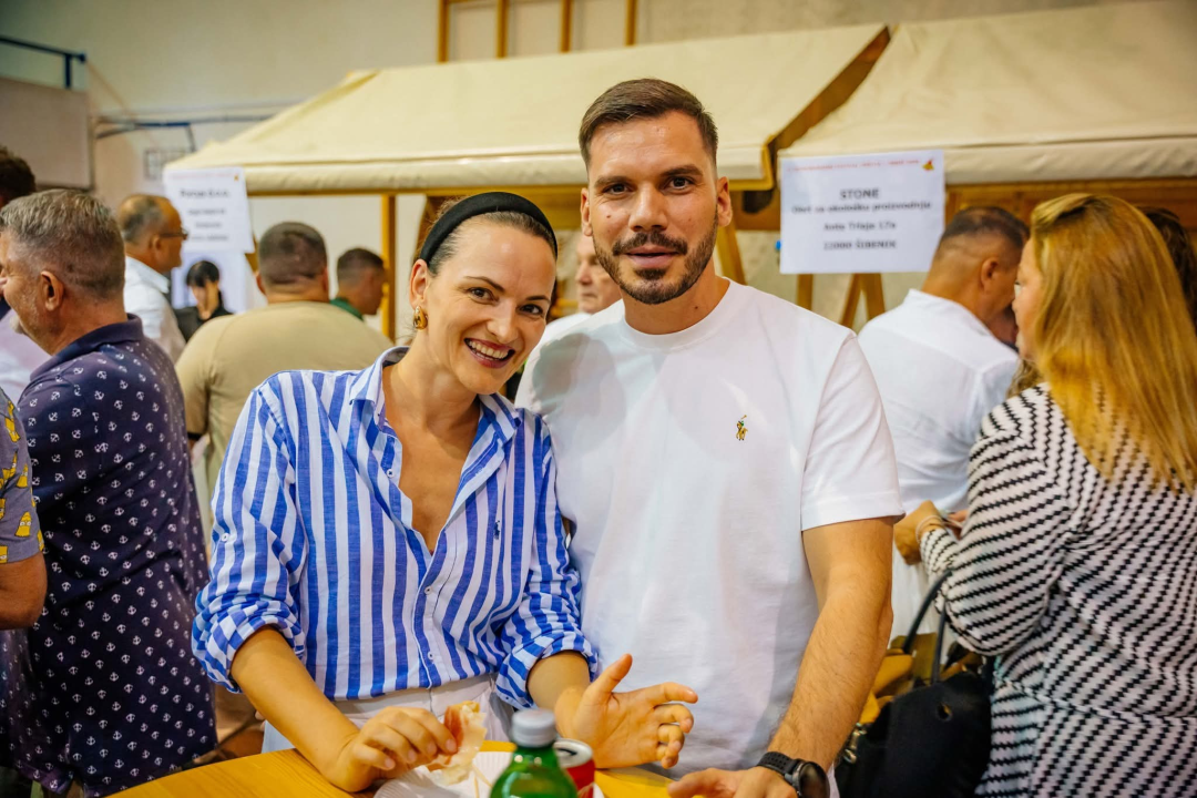 Otvoren Festival pršuta u Drnišu, župan Rakić najtanjom fetom proglasio početak 