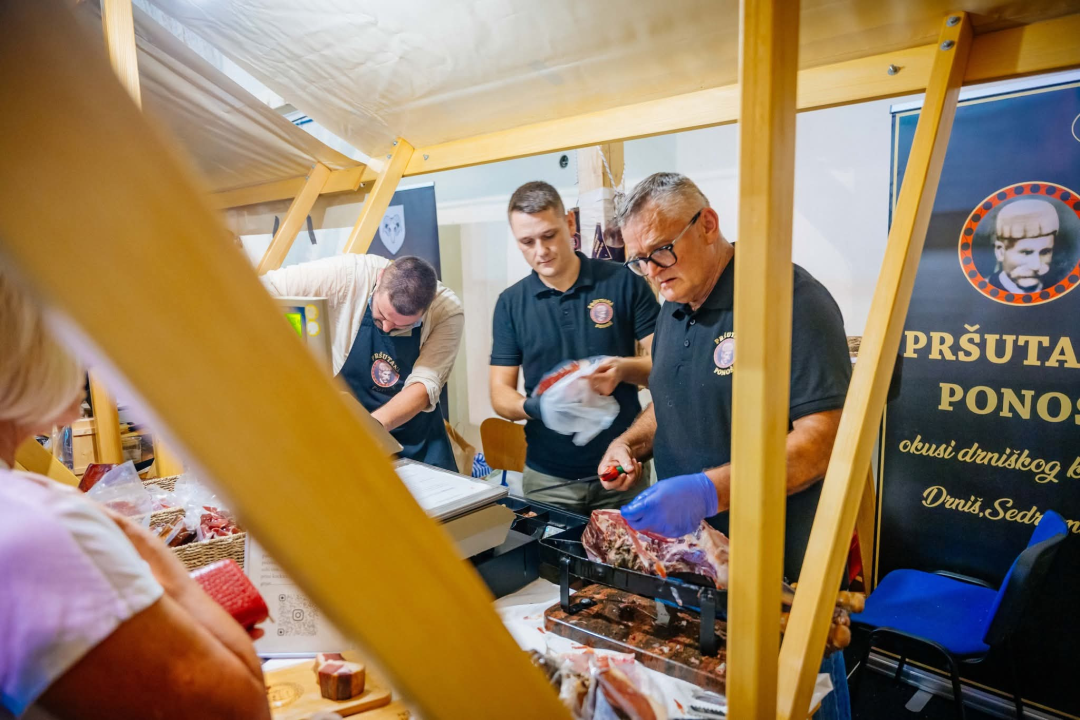 Otvoren Festival pršuta u Drnišu, župan Rakić najtanjom fetom proglasio početak 