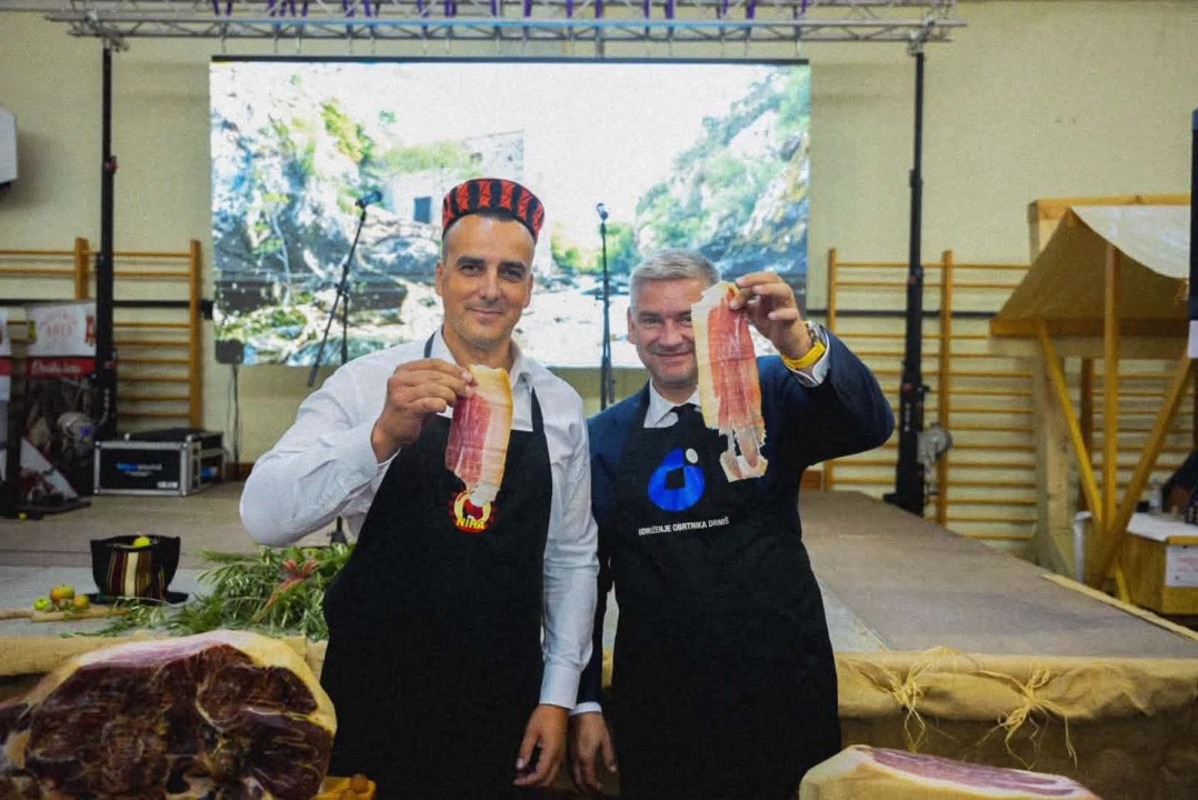 Otvoren Festival pršuta u Drnišu, župan Rakić najtanjom fetom proglasio početak 