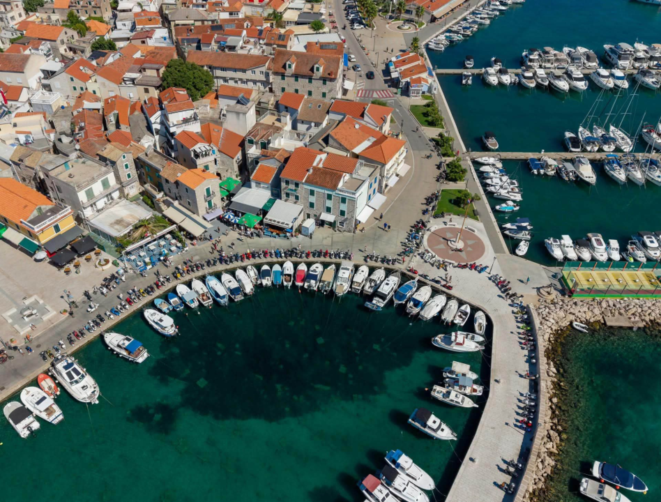 Kad 200 Vespi zajedno zagrmi: Vodičani i turisti oduševljeno pratili veliki defile