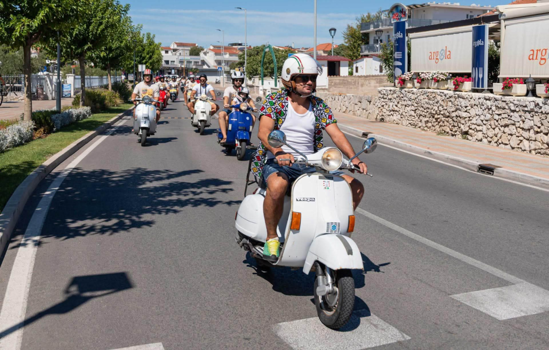 Kad 200 Vespi zajedno zagrmi: Vodičani i turisti oduševljeno pratili veliki defile