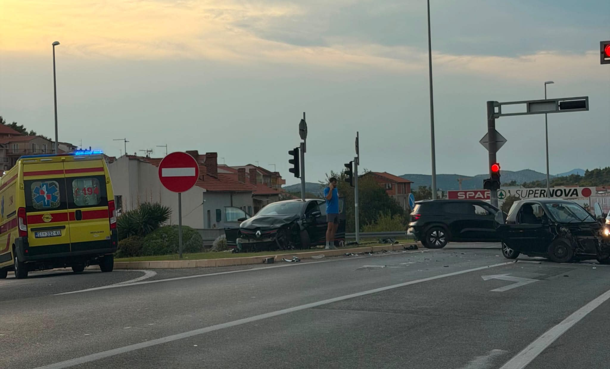 Sudar dvaju vozila na ulazu u Šibenik u Njivicama, dvije osobe zatražile liječničku pomoć