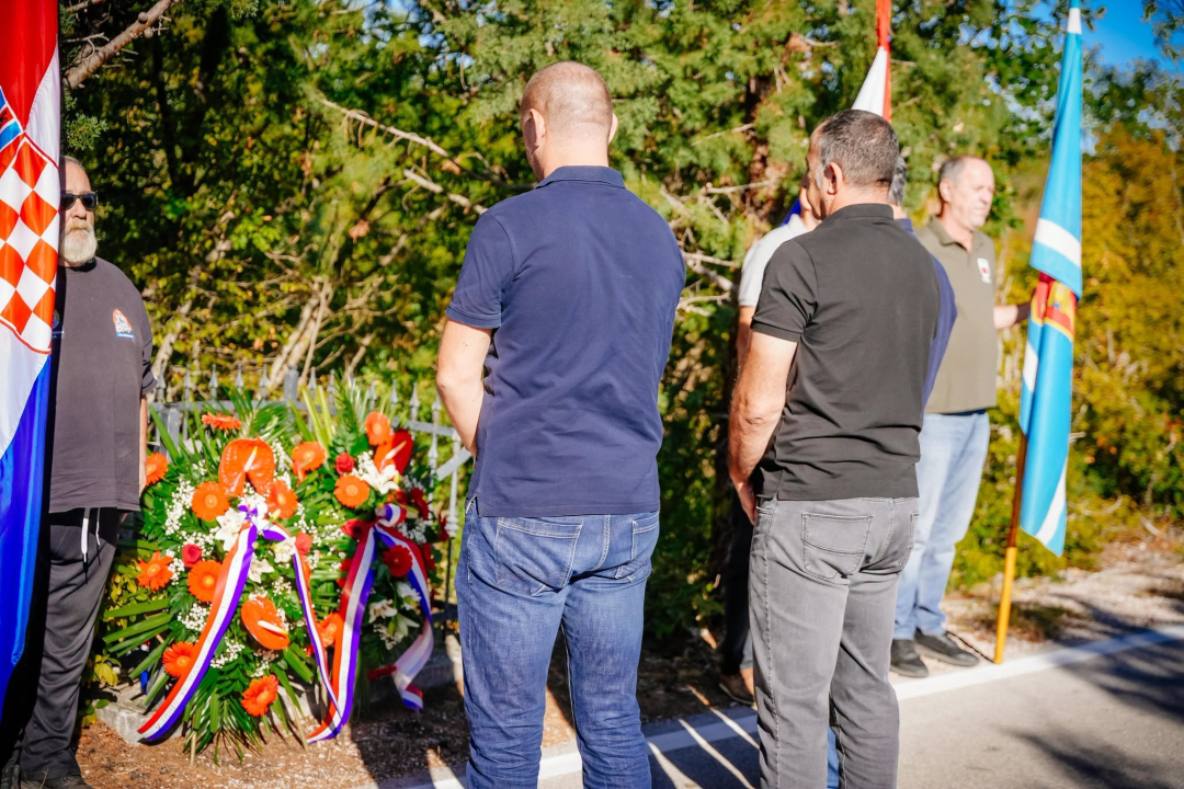 Polaganjem vijenaca obilježena 35. obljetnica stradanja branitelja i civila u Puljanima i Oklaju