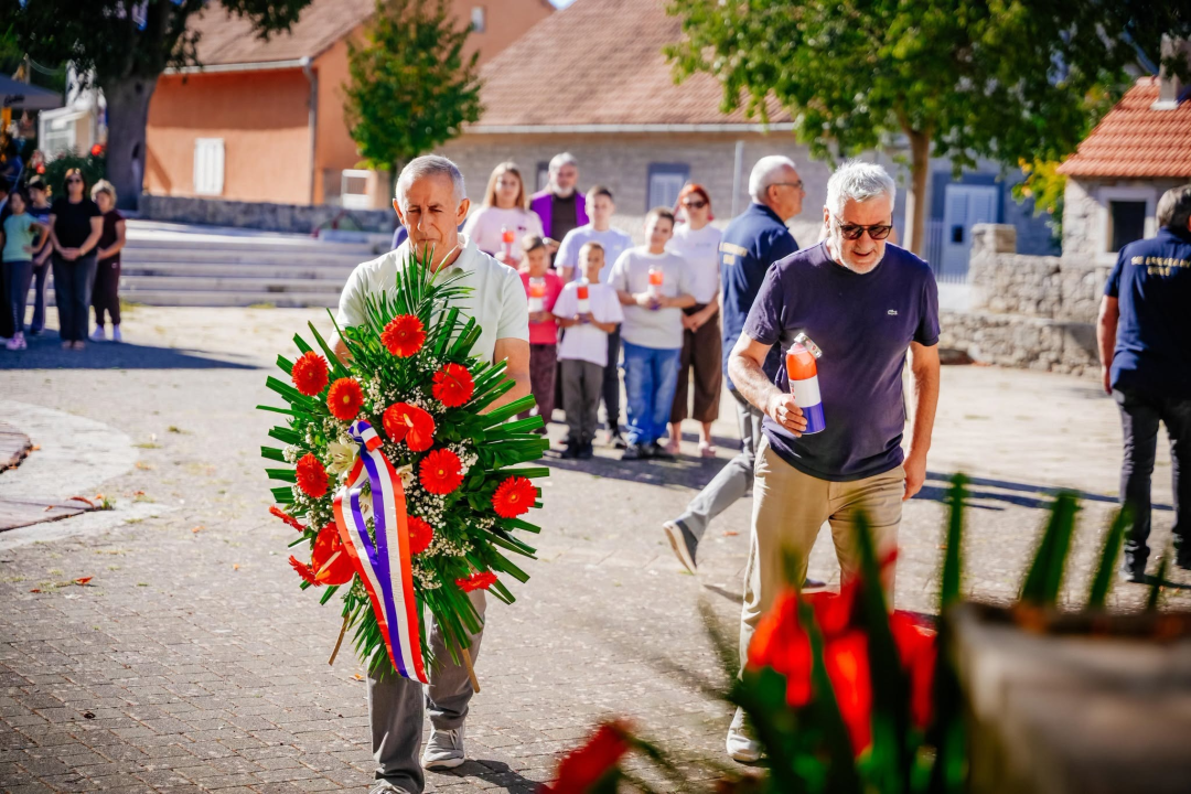 Polaganjem vijenaca obilježena 35. obljetnica stradanja branitelja i civila u Puljanima i Oklaju