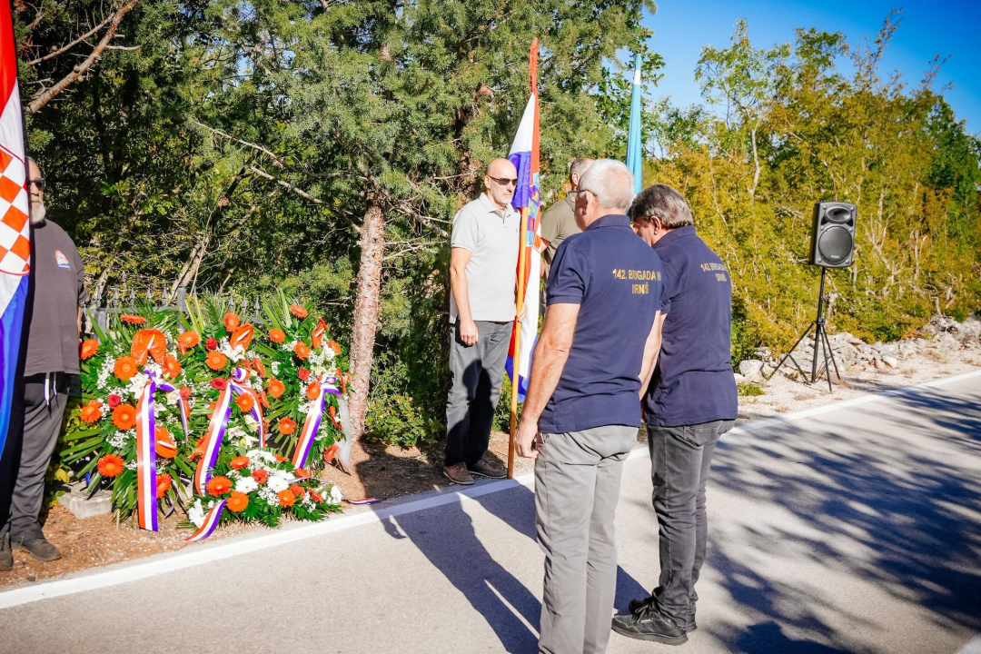 Polaganjem vijenaca obilježena 35. obljetnica stradanja branitelja i civila u Puljanima i Oklaju