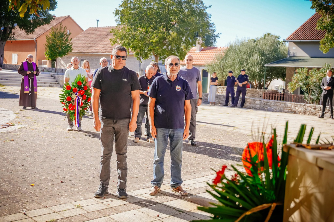Polaganjem vijenaca obilježena 35. obljetnica stradanja branitelja i civila u Puljanima i Oklaju