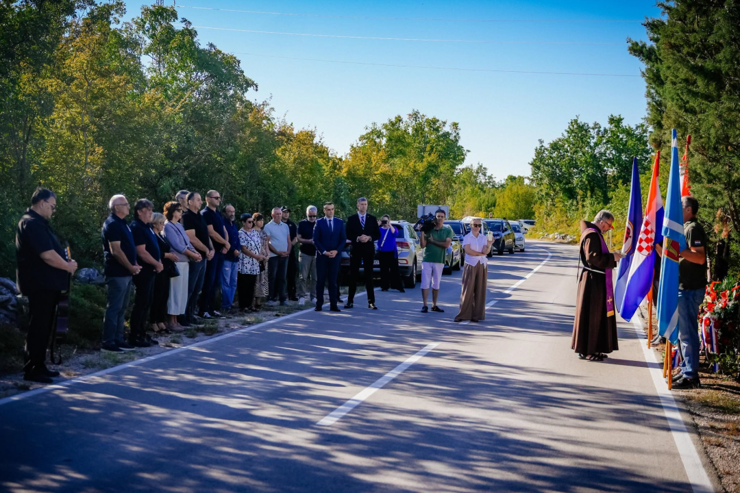 Polaganjem vijenaca obilježena 35. obljetnica stradanja branitelja i civila u Puljanima i Oklaju