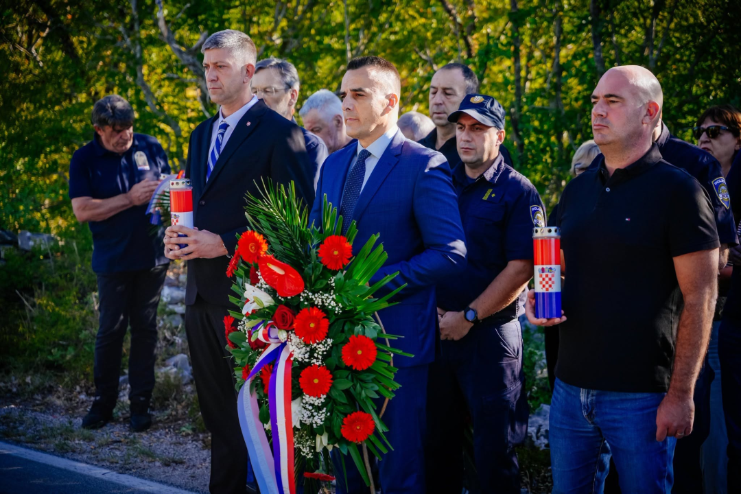 Polaganjem vijenaca obilježena 35. obljetnica stradanja branitelja i civila u Puljanima i Oklaju