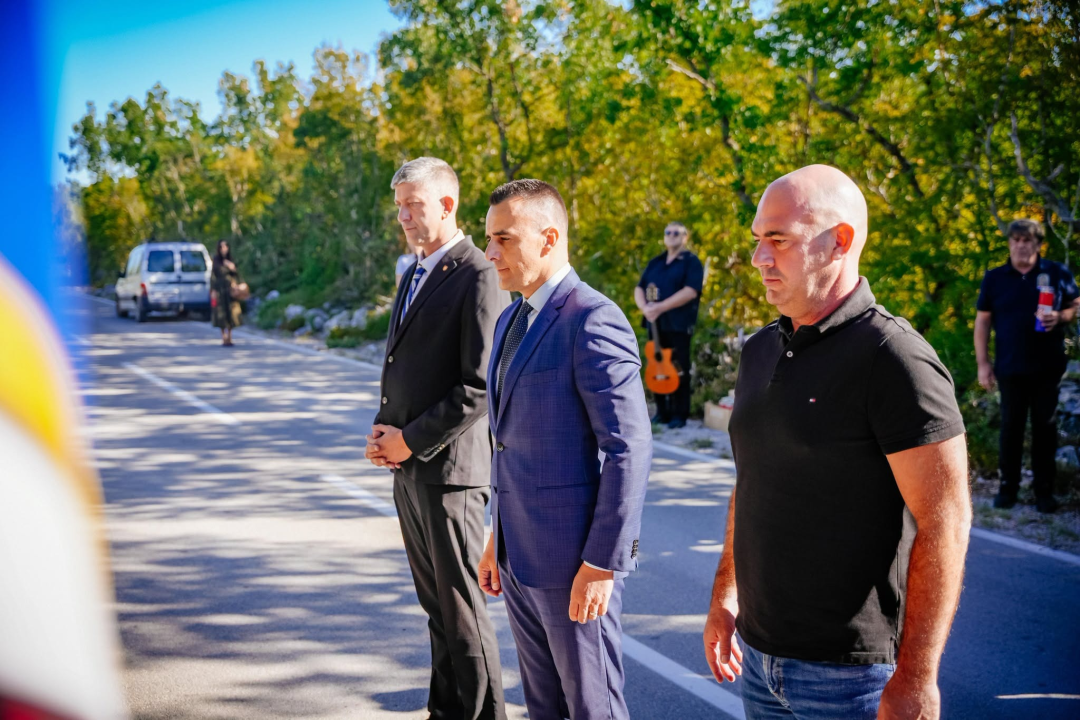 Polaganjem vijenaca obilježena 35. obljetnica stradanja branitelja i civila u Puljanima i Oklaju