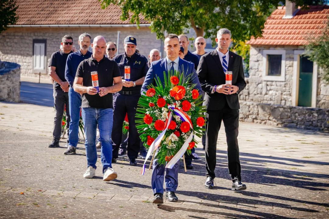 Polaganjem vijenaca obilježena 35. obljetnica stradanja branitelja i civila u Puljanima i Oklaju
