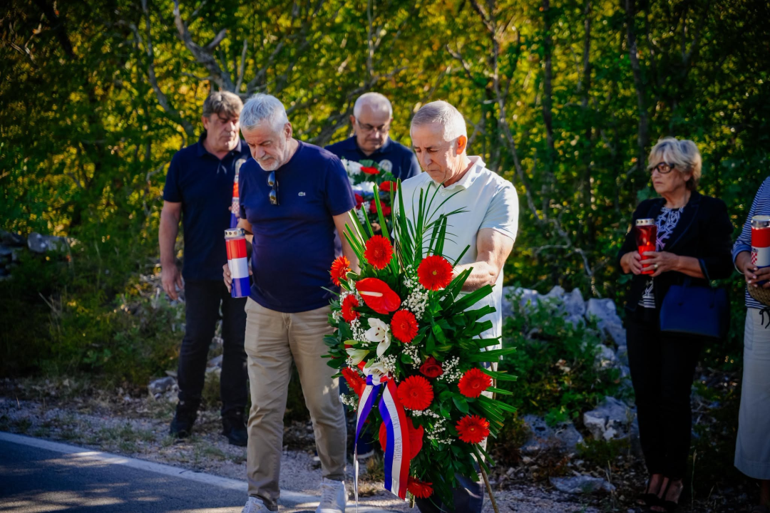 Polaganjem vijenaca obilježena 35. obljetnica stradanja branitelja i civila u Puljanima i Oklaju