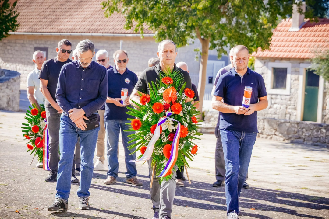 Polaganjem vijenaca obilježena 35. obljetnica stradanja branitelja i civila u Puljanima i Oklaju