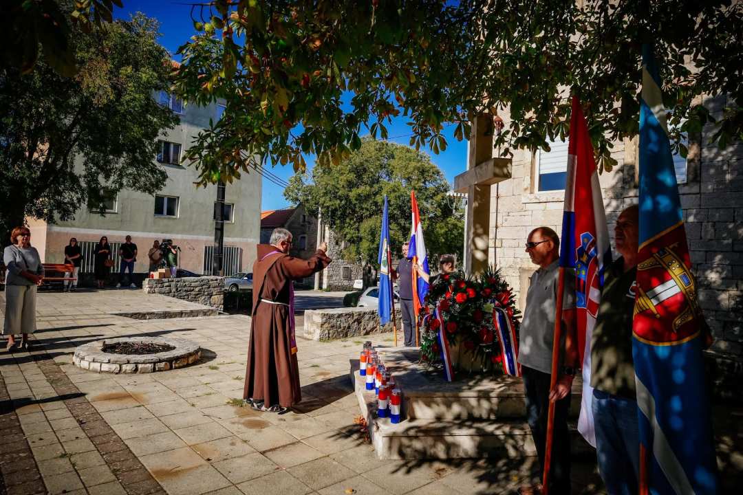 Polaganjem vijenaca obilježena 35. obljetnica stradanja branitelja i civila u Puljanima i Oklaju