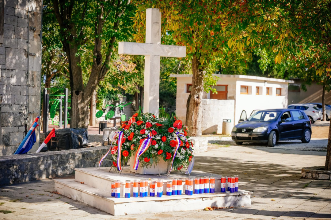 Polaganjem vijenaca obilježena 35. obljetnica stradanja branitelja i civila u Puljanima i Oklaju