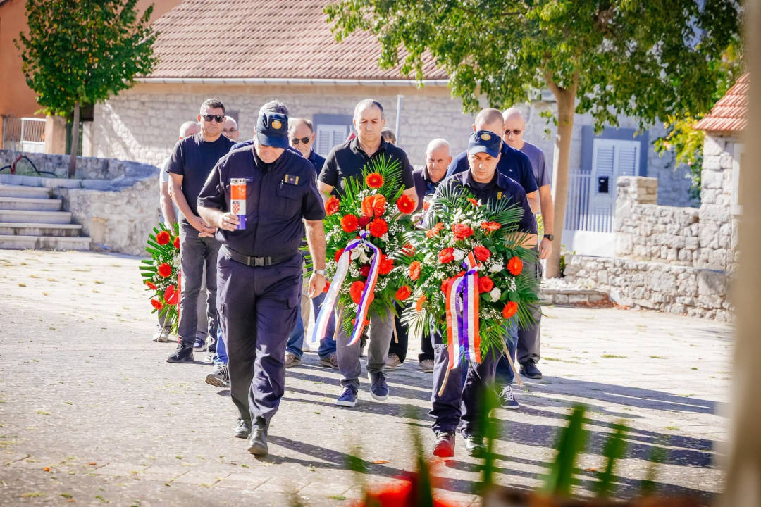 Polaganjem vijenaca obilježena 35. obljetnica stradanja branitelja i civila u Puljanima i Oklaju