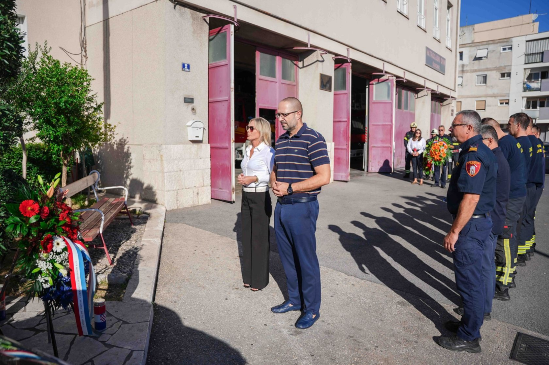 Polaganjem vijenaca odana počast četvorici vatrogasaca poginulih na Jamnjaku u Domovinskom ratu