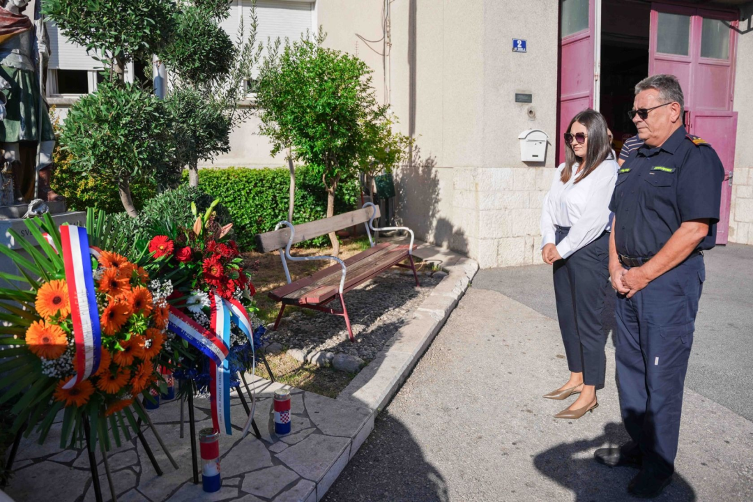 Polaganjem vijenaca odana počast četvorici vatrogasaca poginulih na Jamnjaku u Domovinskom ratu