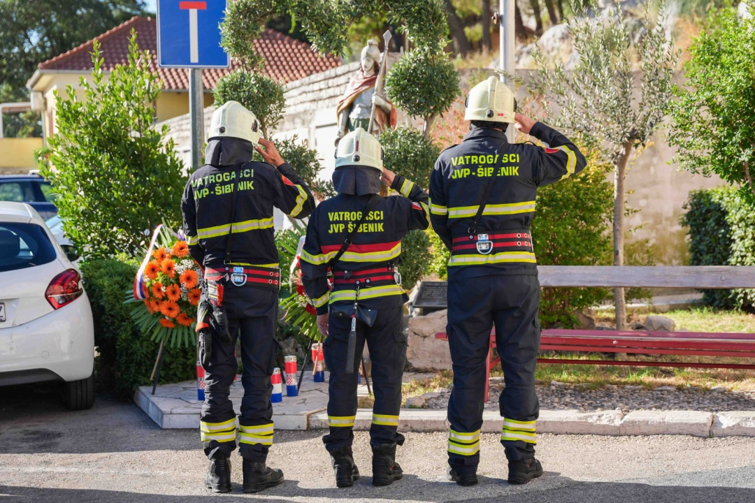 Polaganjem vijenaca odana počast četvorici vatrogasaca poginulih na Jamnjaku u Domovinskom ratu