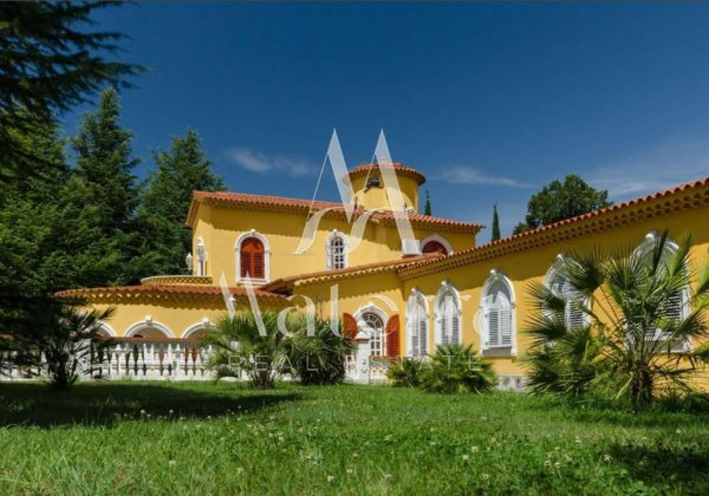 Ima 230 maslina, 650 čempresa i teniski teren: Vila u Bilicama prodaje se za 2,35 milijuna eura