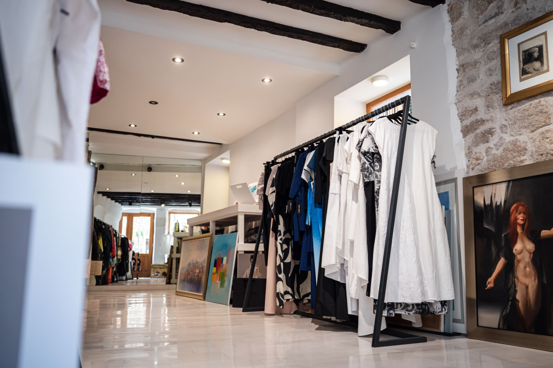 FOTO Jesen stiže u Galeriju Juraj Dalmatinac uz nova umjetnička djela, modu i posebne cijene