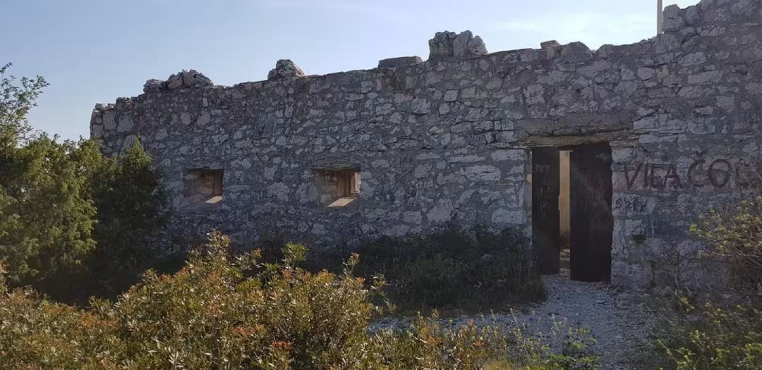 Skrivena utvrda kod Rogoznice: Za nju malo tko zna, a pruža jedan od najljepših pogleda na Jadran