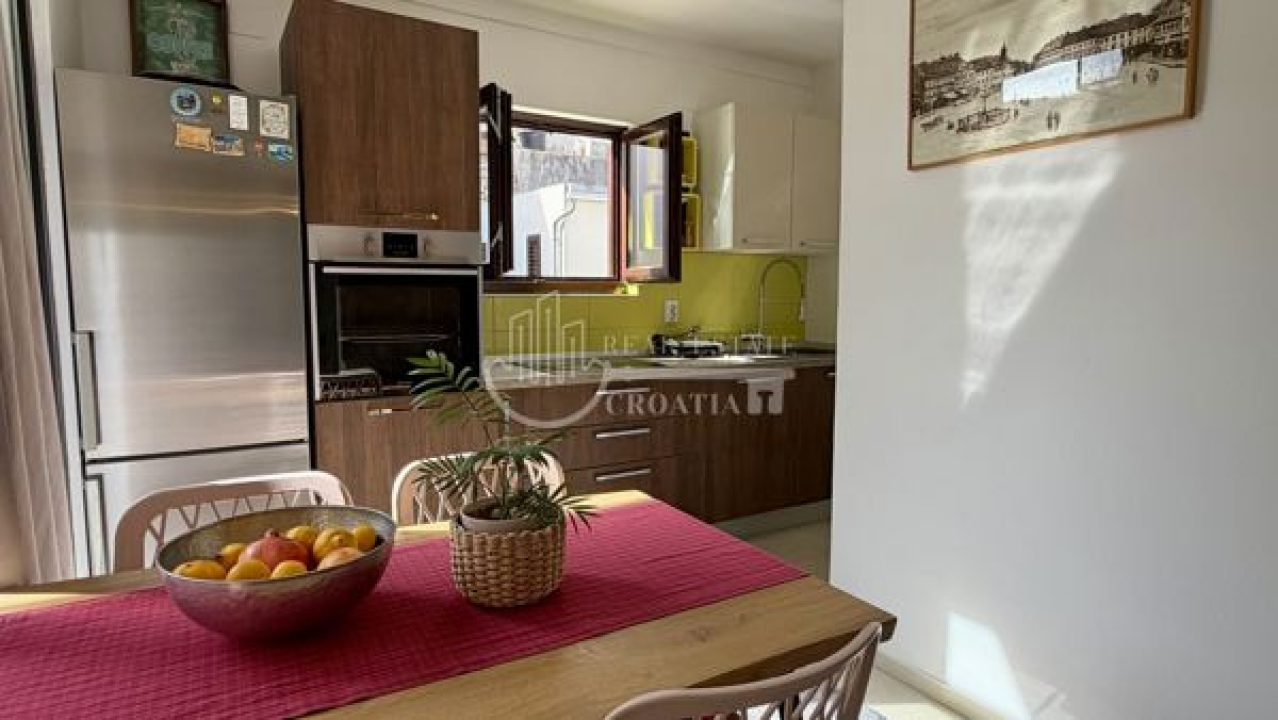 Pet minuta od šibenske rive prodaje se zanimljiva nekretnina: Tri stana, dvorište i tri parkirna mjesta