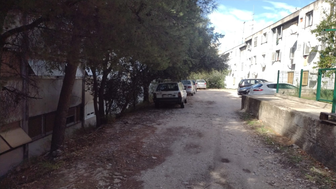 FOTO Iz Grada poručuju da neće biti sječe stabala prilikom uređenja parkirališta iza 'Kožare'. A hoće li biti naplate parkiranja?
