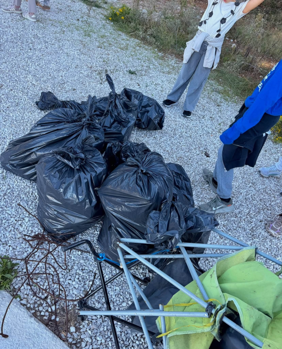 Školarci u Primoštenu čistili obalu