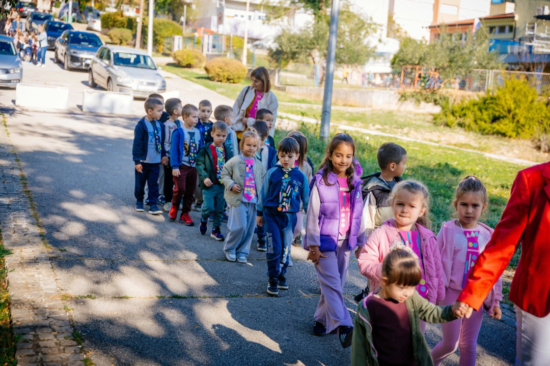 Drniški mališani podsjetili na dugu povijest hrvatskog modnog dodatka koji je osvojio svijet
