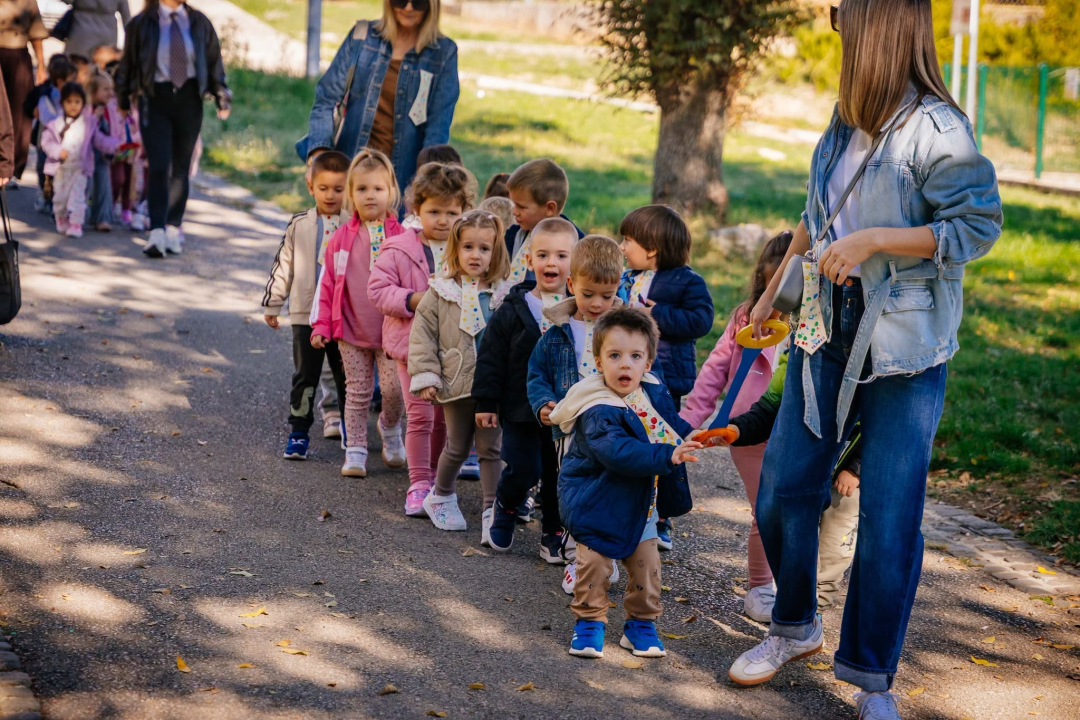 Drniški mališani podsjetili na dugu povijest hrvatskog modnog dodatka koji je osvojio svijet