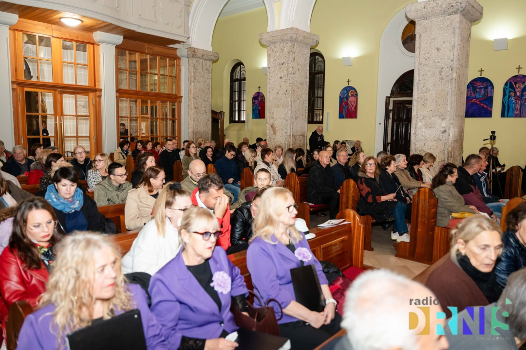 Održan festival 'Jubilate Deo' u Drnišu: Pjevači i zborovi ispunili crkvu Gospe od Ružarija