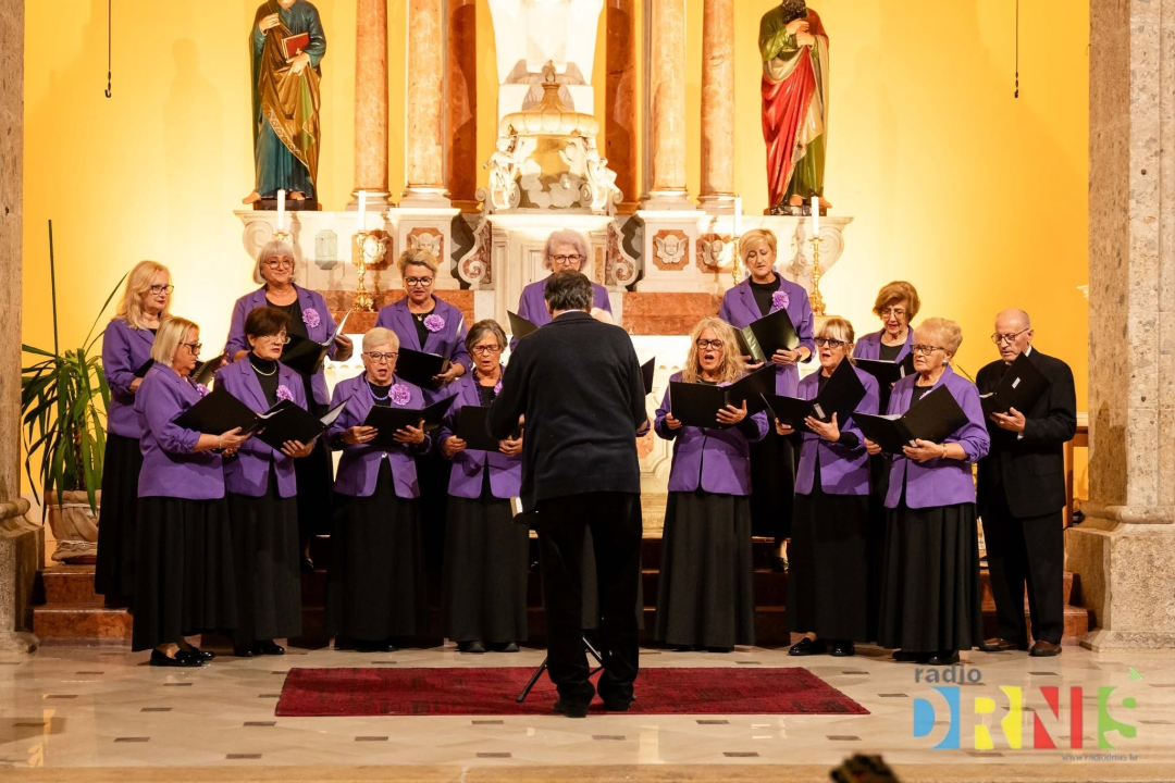 Održan festival 'Jubilate Deo' u Drnišu: Pjevači i zborovi ispunili crkvu Gospe od Ružarija