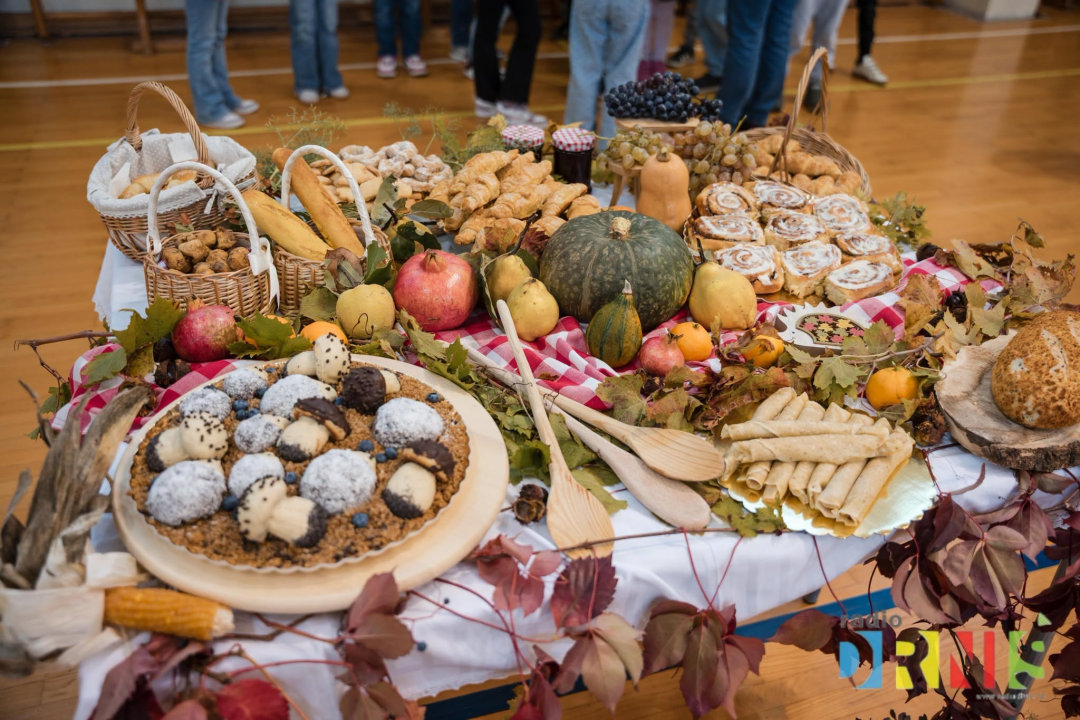  Dani kruha u Drnišu: Učenici pripremili domaće delicije, natjecali se za najbolju izložbu