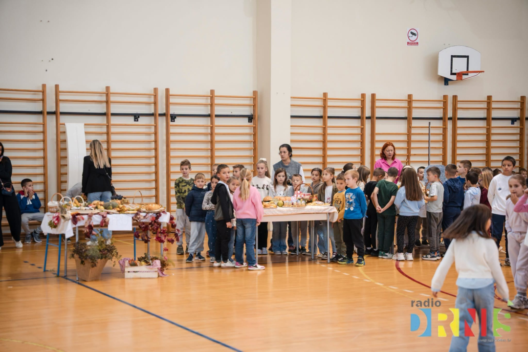  Dani kruha u Drnišu: Učenici pripremili domaće delicije, natjecali se za najbolju izložbu