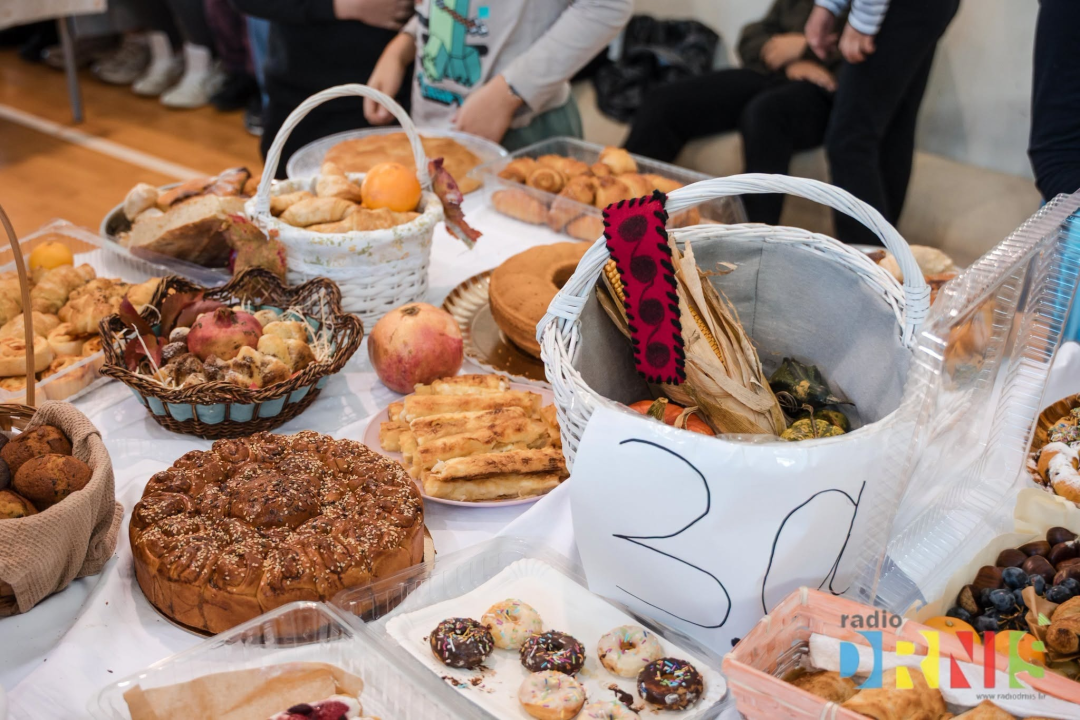  Dani kruha u Drnišu: Učenici pripremili domaće delicije, natjecali se za najbolju izložbu
