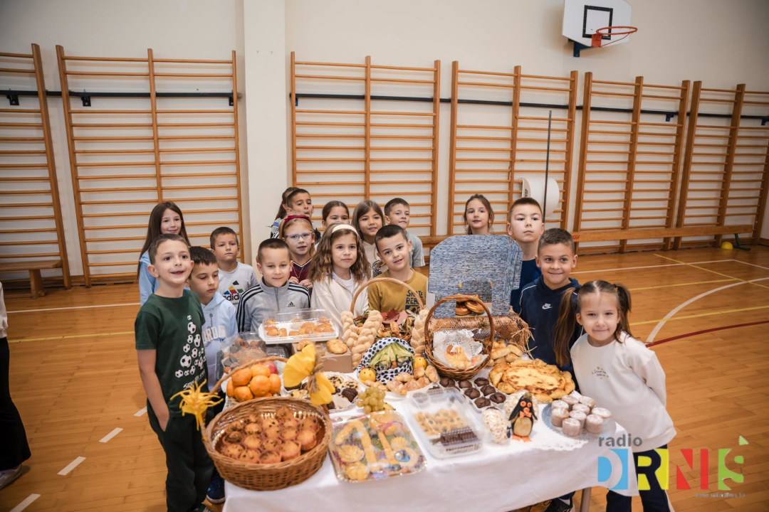  Dani kruha u Drnišu: Učenici pripremili domaće delicije, natjecali se za najbolju izložbu