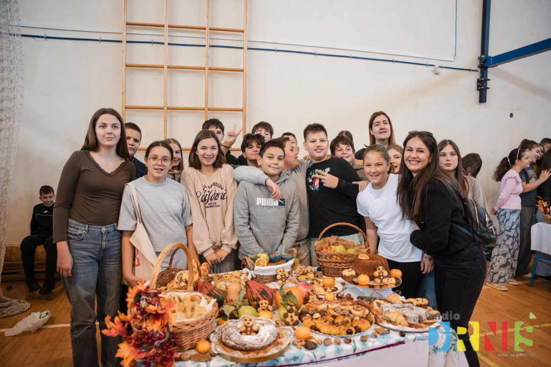  Dani kruha u Drnišu: Učenici pripremili domaće delicije, natjecali se za najbolju izložbu