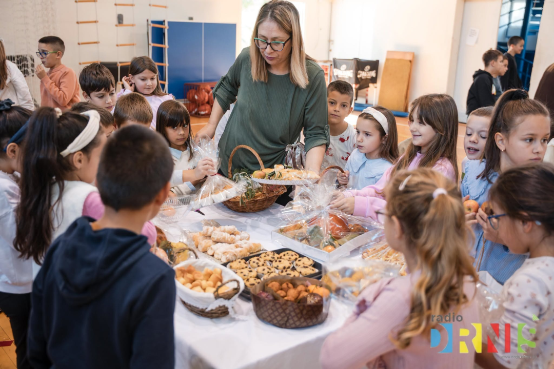  Dani kruha u Drnišu: Učenici pripremili domaće delicije, natjecali se za najbolju izložbu