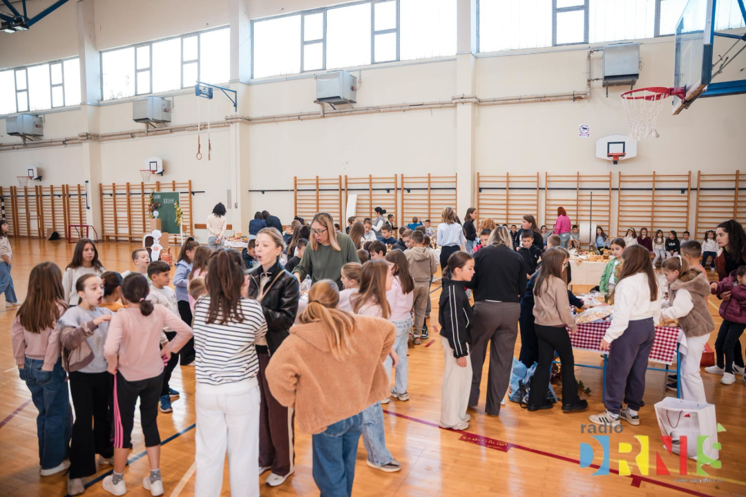  Dani kruha u Drnišu: Učenici pripremili domaće delicije, natjecali se za najbolju izložbu