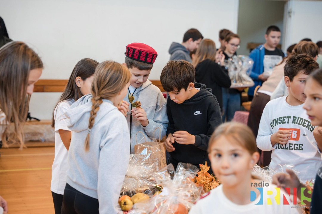  Dani kruha u Drnišu: Učenici pripremili domaće delicije, natjecali se za najbolju izložbu