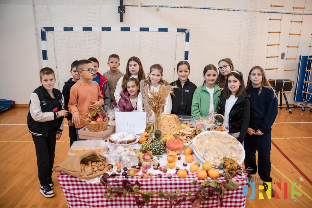  Dani kruha u Drnišu: Učenici pripremili domaće delicije, natjecali se za najbolju izložbu