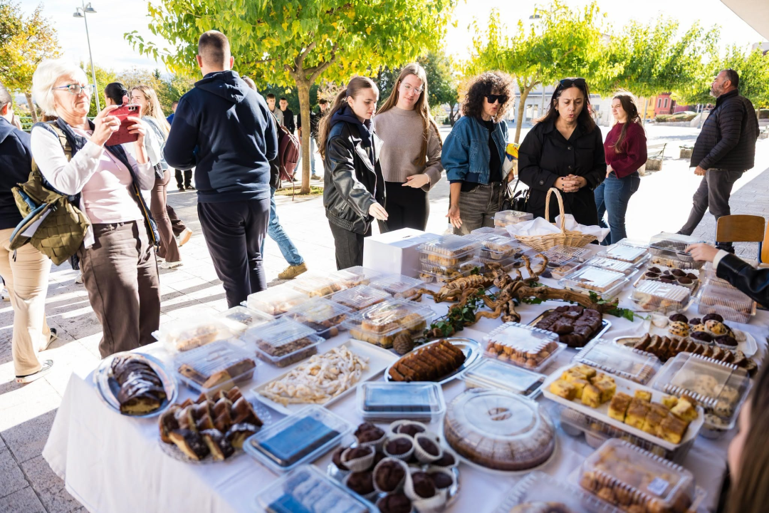 Dani kruha u Drnišu u znaku humanosti: Srednjoškolci prikupljali pomoć za obitelj bivšeg učenika