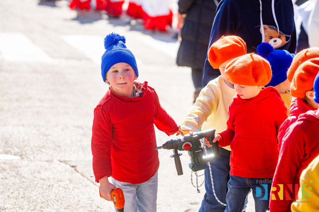 Šarenilo dječje maškarane povorke preplavilo Drniš